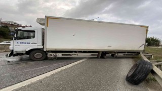 Kartalda lastiği çıkan kamyon bariyerlere çarptı: Trafik felç oldu