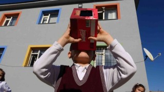 Karton kutudan yapılan düzenekle güneş tutulması heyecanı