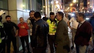 Kavgayı ayırmaya çalışan polisin kolunu ısırdı