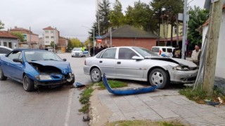 Kavşakta çarpışan otomobillerin sürücüleri yaralandı