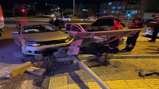 Kavşakta iki otomobil çarpıştı: 1 yaralı