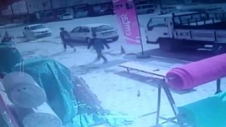 Kayan kamyonu eliyle durdurmak istedi, sıkıştığı yerden esnafın yardımıyla çıkartıldı