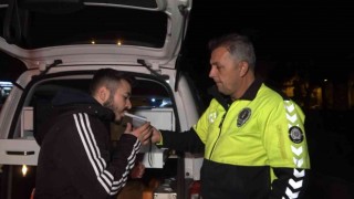 Kaza yapan sürücü önce ehliyetini polise verip kaçtı, ardından geri döndü alkollü çıktı