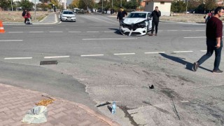 Kazada savrulan otomobil çocuklara çarptı: 2 yaralı