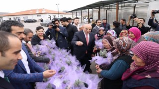 Keçiören Belediye Başkanı Altınok, çiftçi kadınları çiçeklerle karşıladı