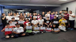 Kick boks sporcuları kuşak sevinci yaşadı