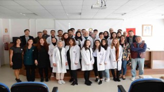 Kimya öğrencileri beyaz önlüklerini giydi