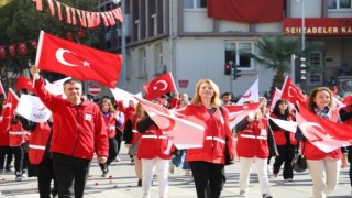 Kızılay Gönüllüleri Cumhuriyet Bayramı kortej yürüyüşünde