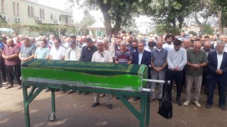 Kızları yaralı kurtulmuştu... Römorka çarpan otomobil sürücüsü toprağa verildi.
