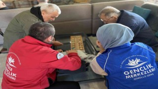 Koca çınarlar ile gençler mangala oynadı