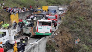 Kolombiyada otobüs devrildi: 20 ölü, 15 yaralı