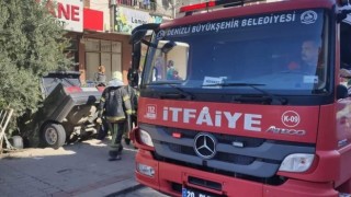 Kontrolden çıkan otomobil evin bahçesine çakıldı