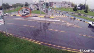 Kontrolden çıkan otomobil kaldırımdaki kadına çarptı