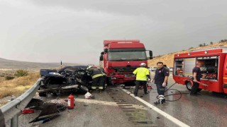 Kontrolden çıkan otomobil tırla çarpıştı: 1 ölü, 1 yaralı
