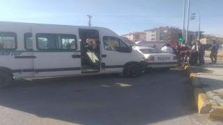 Konyada servis minibüsü ile otomobil çarpıştı: 2 yaralı
