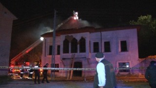 Konyada tarihi bina alev alev yandı
