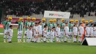 Konyaspor ve Gaziantep FKlı futbolcular maça baretle çıktı