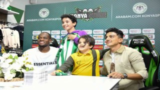 Konyasporlu futbolcular imza gününde taraftarlarla buluştu