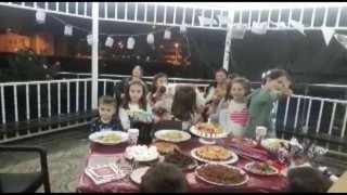 Köpeği için doğum günü yaptı, partiye çocuklar hayvanlarıyla katıldı