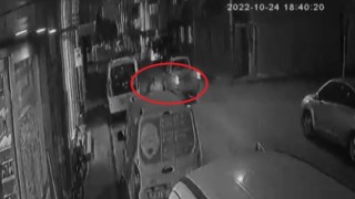 Köpekten kaçan 7 yaşındaki çocuk otomobilin altında kaldı