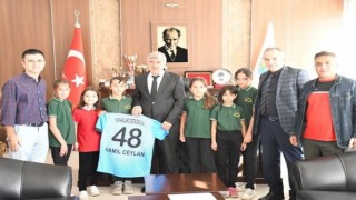 Köyceğiz Belediye Başkanı Ceylana forma hediye edildi