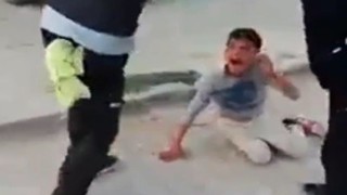 Küçük çocukları tekme tokat dövdü