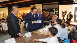 Küçük yazarlar kitaplarını imzaladı