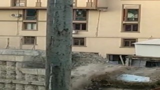 Küçükçekmecede inşaatın istinat duvarı çöktü, çökme anı kameraya yansıdı