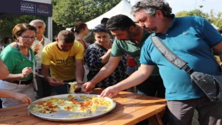 Künefenin içerisindeki altını bulmak için kıyasıya yarıştılar