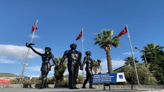Kuşadasıdaki Atatürk heykeli aslına uygun olarak yenilendi