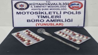 Kütahyada çalıntı motosikletin üzerindeki 2 kişide uyuşturucu bulundu