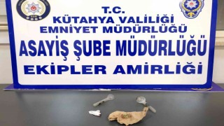 Kütahyada iki kişinin üzerinde uyuşturucu bulundu