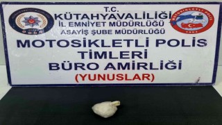 Kütahyada Yunus Timleri bir kişinin üzerinde uyuşturucu ele geçirdi
