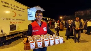 Kutsal topraklara giden umrecilere, Türk Kızılaydan şerbet ikramı
