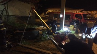 Kuyunun dibindeki koyunu itfaiye kurtardı