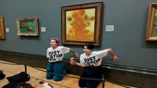 Londrada iklim aktivistleri Van Goghun tablosuna çorba döktü