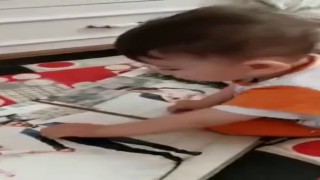 Madende şehit düşen babasının fotoğrafını böyle sevdi