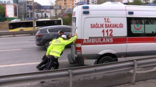 Maltepede ambulans ile otomobil çarpıştı: 3ü sağlık personeli 4 yaralı