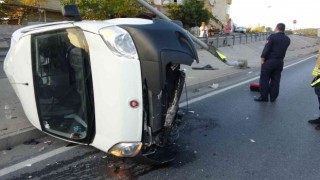 Maltepede çekçekçiye çarpmamak için manevra yapan araç direğe çarpıp yan yattı