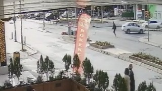 Maltepede kırmızı ışıkta geçti, motokuryeye çarpıp kaçtı