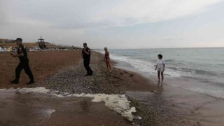 Manavgatta sahilde patlayan kanalizasyon ve kötü koku turistlere zor anlar yaşattı