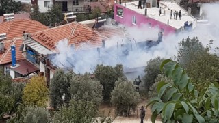 Manisada iki katlı ahşap evde yangın