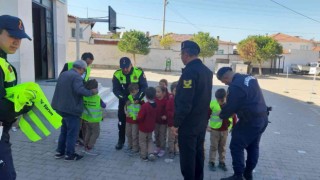 Manisada Okul Yolunda Güvendeyim projesinde öğrencilere yelek dağıtıldı