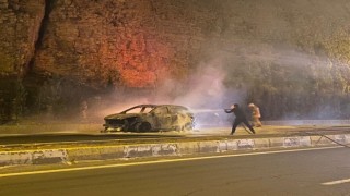 Mardinde seyir halindeki otomobil alev alev yandı