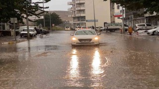 Mardinde şiddetli yağmur yolları göle çevirdi