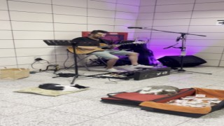 Marmaray İstasyonunu mesken tutan sevimli kedilerin müzik keyfi