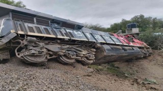 Meksikada tırla çarpışan tren raydan çıktı: 4 yaralı
