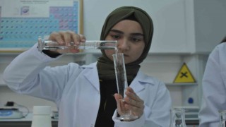 Meslek liseliler ürettikleri çiçeklerden parfüm geliştirdi