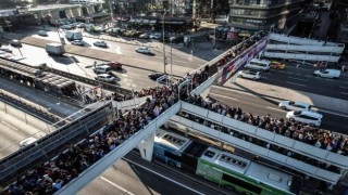 Metrobüse ulaşım kuyruğu üst geçidi kilitledi