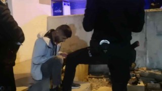 Mezarlıkta feci şekilde dövdüler